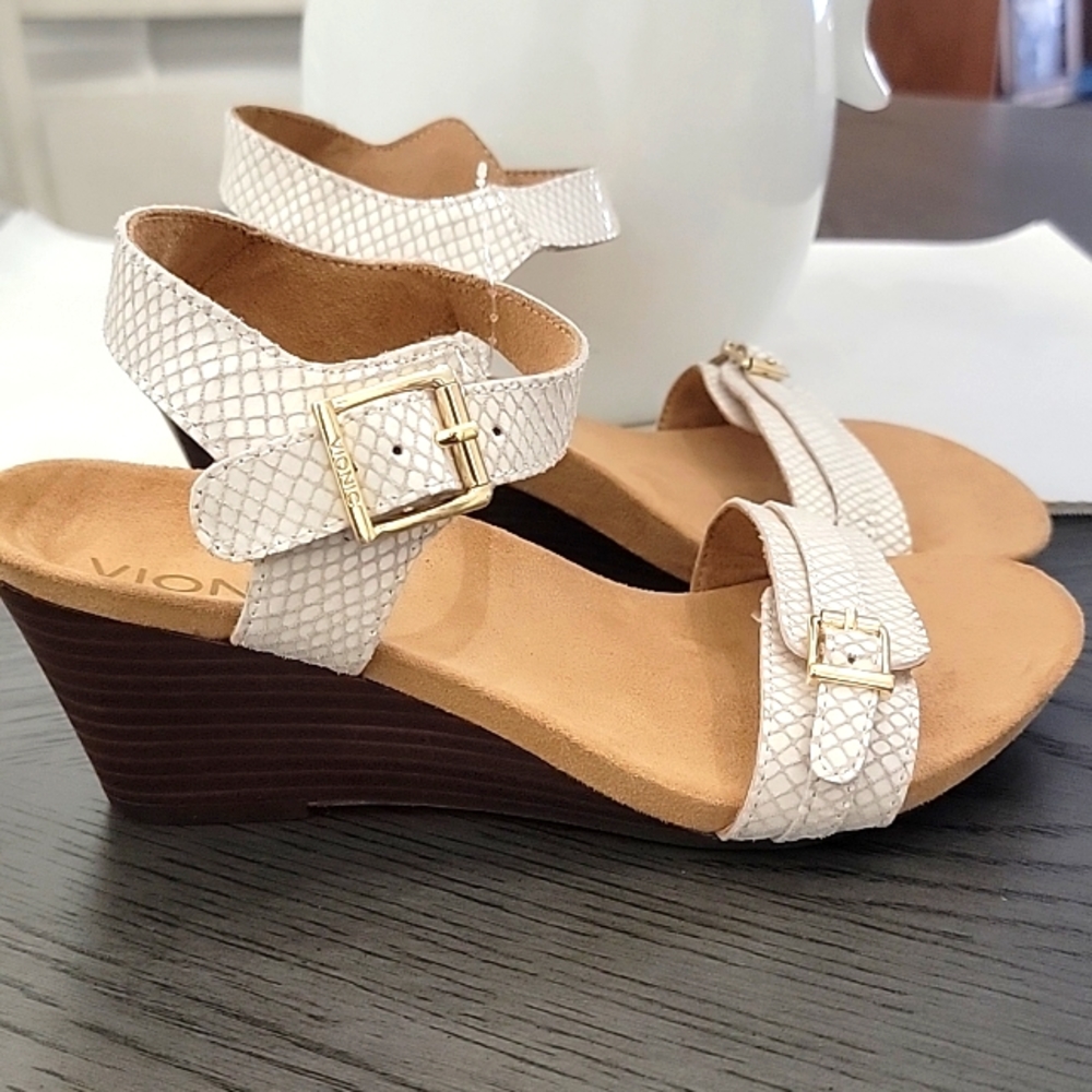 VIONIC  Laurie White Wedge Sandals Sz 6W